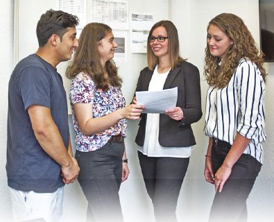 Daniela Ruff und unsere Azubis - Gemeinsam für eine erfolgreiche Zukunft. Bei Perga GmbH sind wir stolz darauf, junge Menschen bei ihrer Ausbildung zu unterstützen. Auf diesem Bild sehen Sie unsere Personalreferentin Daniela Ruff gemeinsam mit unseren Azubis. Wir bieten eine breite Palette an Ausbildungsberufen und Weiterbildungsmöglichkeiten, um unsere Mitarbeiter und Azubis bestmöglich auf ihre Zukunft vorzubereiten. Erfahren Sie mehr über unsere Ausbildungsmöglichkeiten und wie Sie Teil unseres erfolgreichen Teams werden können.