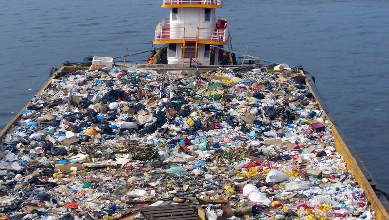 Kampf gegen Plastikmüll - Perga GmbH setzt auf Nachhaltigkeit. Wir bei Perga GmbH sind uns der Herausforderungen bewusst, die mit dem wachsenden Problem von Plastikmüll und Abfällen aus dem Meer einhergehen. Aus diesem Grund setzen wir uns aktiv für nachhaltige Verpackungslösungen ein. Auf diesem Bild sehen Sie, wie sehr unsere Meere vermüllt sind. Daher unser Engagement für eine saubere Umwelt und unsere Bemühungen, durch unsere Verpackungen einen Beitrag zu leisten. Wir bieten eine breite Palette von nachhaltigen Verpackungslösungen an, um unseren Kunden dabei zu helfen, ihre ökologischen Ziele zu erreichen. Erfahren Sie mehr darüber, wie wir gemeinsam unseren Planeten schützen können.