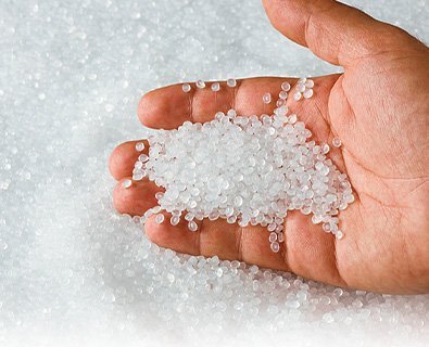 Qualität – PE-HD bei Perga GmbH Entdecken Sie die hochwertigen Rohstoffe, die wir bei Perga GmbH für die Herstellung unserer Produkte verwenden. Unser Bild zeigt eine Hand, die Granulat hält - eines der Rohmaterialien, die wir für die Produktion unserer Folien verwenden. Vertrauen Sie auf unsere strengen Qualitätskontrollen und modernsten Technologien, um auch Ihre individuellen Anforderungen zu erfüllen und Ihnen maßgeschneiderte Lösungen anzubieten.