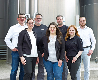 Entdecken Sie Ihre Karrieremöglichkeiten bei Perga GmbH. Unser Bild zeigt ein motiviertes Team von Mitarbeitern aus verschiedenen Abteilungen, die gemeinsam an innovativen Produkten und Lösungen arbeiten. Vertrauen Sie auf unsere Unternehmenskultur, die Teamwork und persönliche Entwicklung fördert, um Ihre beruflichen Ziele zu erreichen und ein wichtiger Teil unseres Erfolgs zu werden.