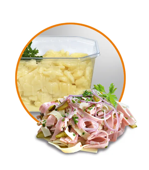 Auf diesem Bild ist eine Feinkostverpackung der perga GmbH zu sehen, die speziell für den Transport und die Lagerung von Lebensmitteln wie Kartoffelsalat oder Wurstsalat, Feinkostspezialitäten entwickelt wurde. Diese nachhaltige Verpackungslösung wird aus recycelbaren Materialien hergestellt und kann nach Gebrauch wieder recycelt werden, um die Umweltbelastung zu minimieren. Die perga GmbH ist ein führender Anbieter von umweltfreundlichen Verpackungslösungen, die auch für den Metzgereibedarf geeignet sind. Die Feinkostverpackungen bieten eine hohe Barriere gegen Feuchtigkeit und Luft, um die Frische und Qualität der Lebensmittel zu erhalten.